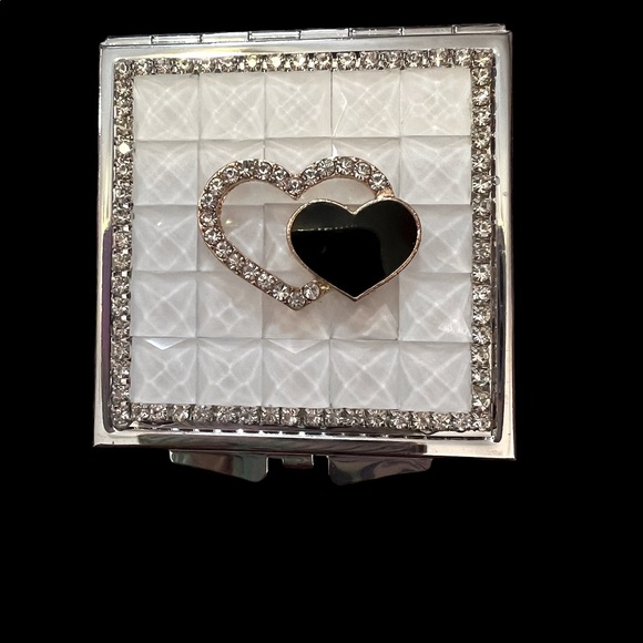 GORGEOUS CRYSTAL EMBELLISHED WHITE COMPACT WITH DOUBLE HEARTS - Picture 5 of 6